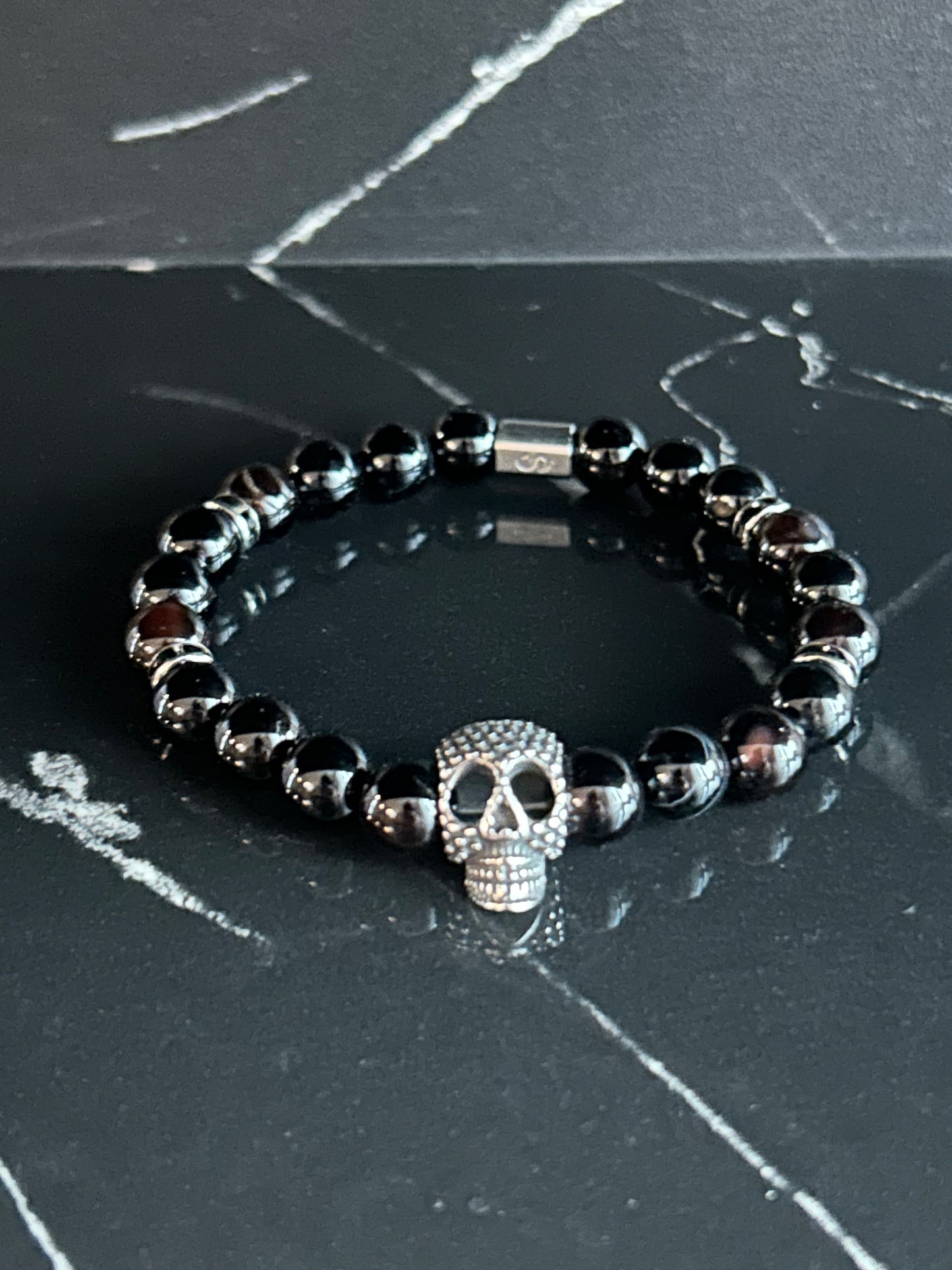 Heilstein-Perlenarmband „Immortal“ mit Totenkopf, Farbe schwarz/silber, Größe M