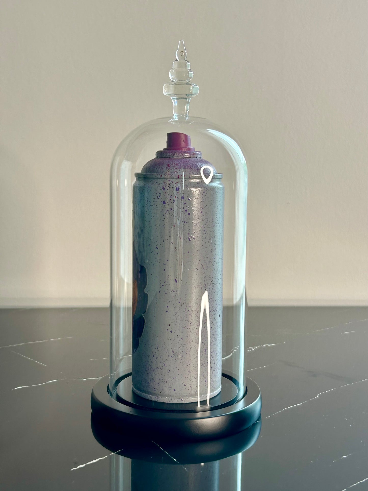 Sculpture Spray Can "DOM P", in Glasvitrine