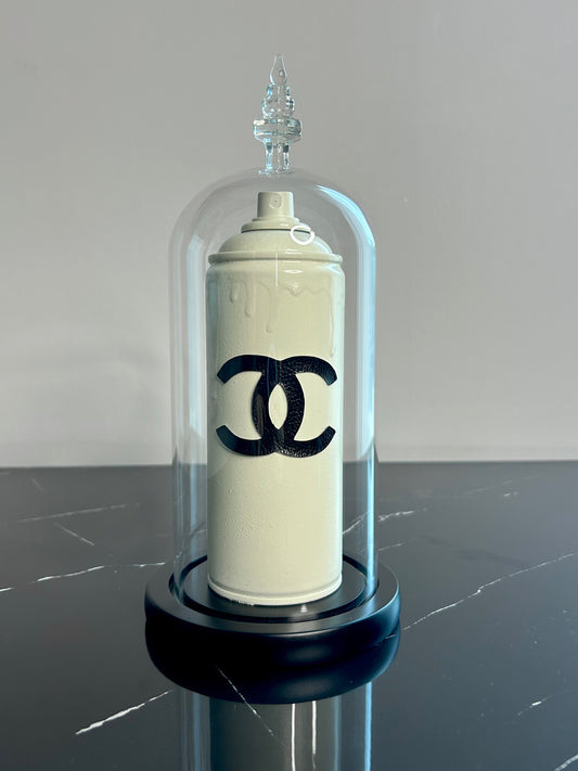 Sculpture Spray Can "CC", in Glasvitrine