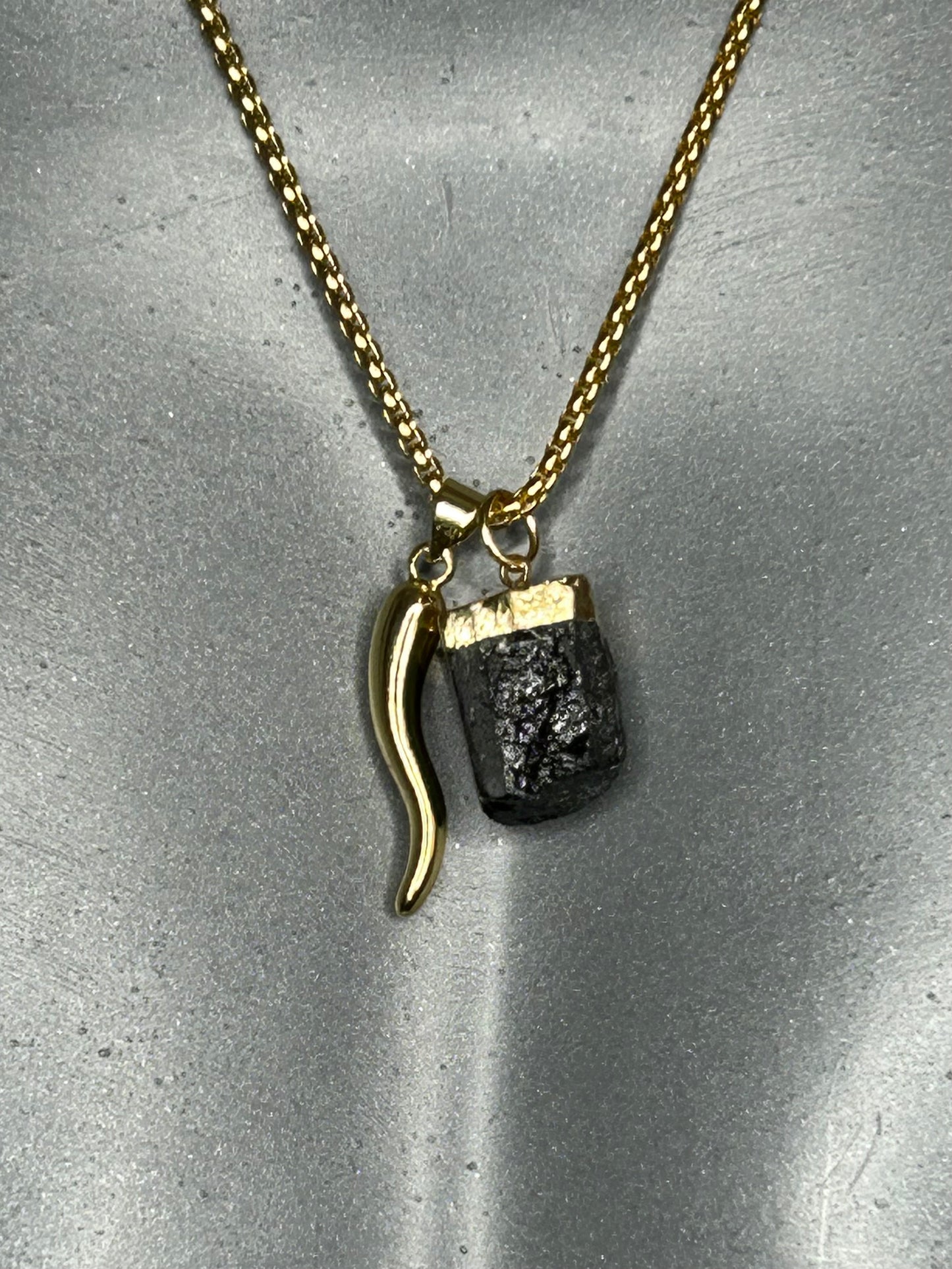 Halskette „Black Turmalin“, 14KT gold plated mit Heilstein und Glücks-Horn
