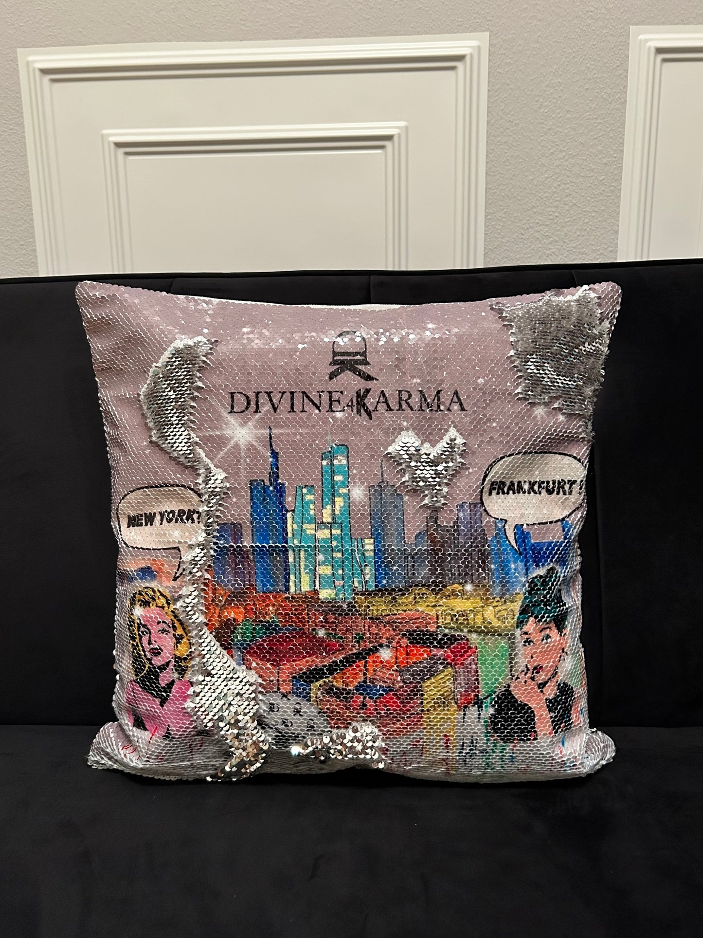 Pailletten-Kissen „Breakfast at Frankfurt's“ mit selbstgemaltem Motiv (nur Bezug), 45x45cm