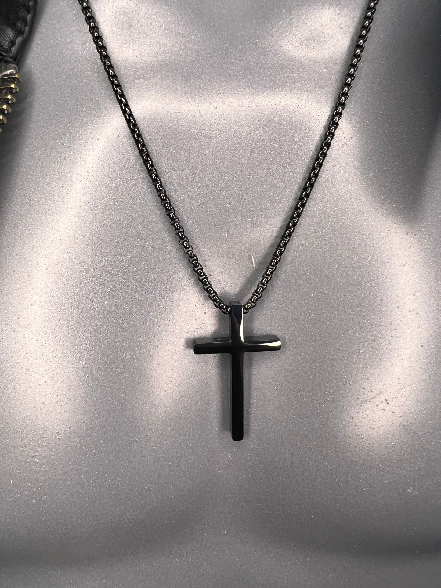 Lucky Charm Halskette „DJODIVIN Kreuz“, 14KT white gold plated/ schwarz