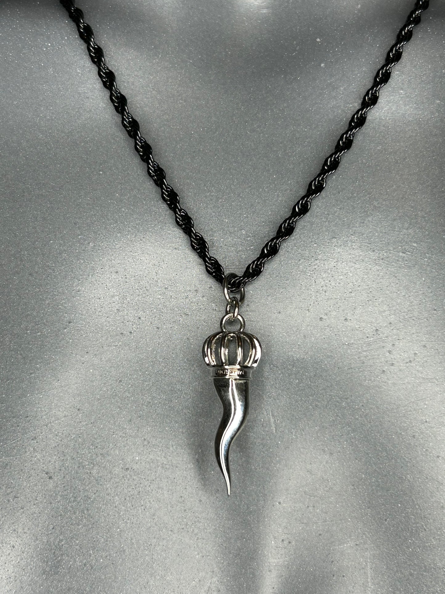 Lucky Charm Halskette „DJODIVIN Horn“, 14KT white gold plated/ schwarz