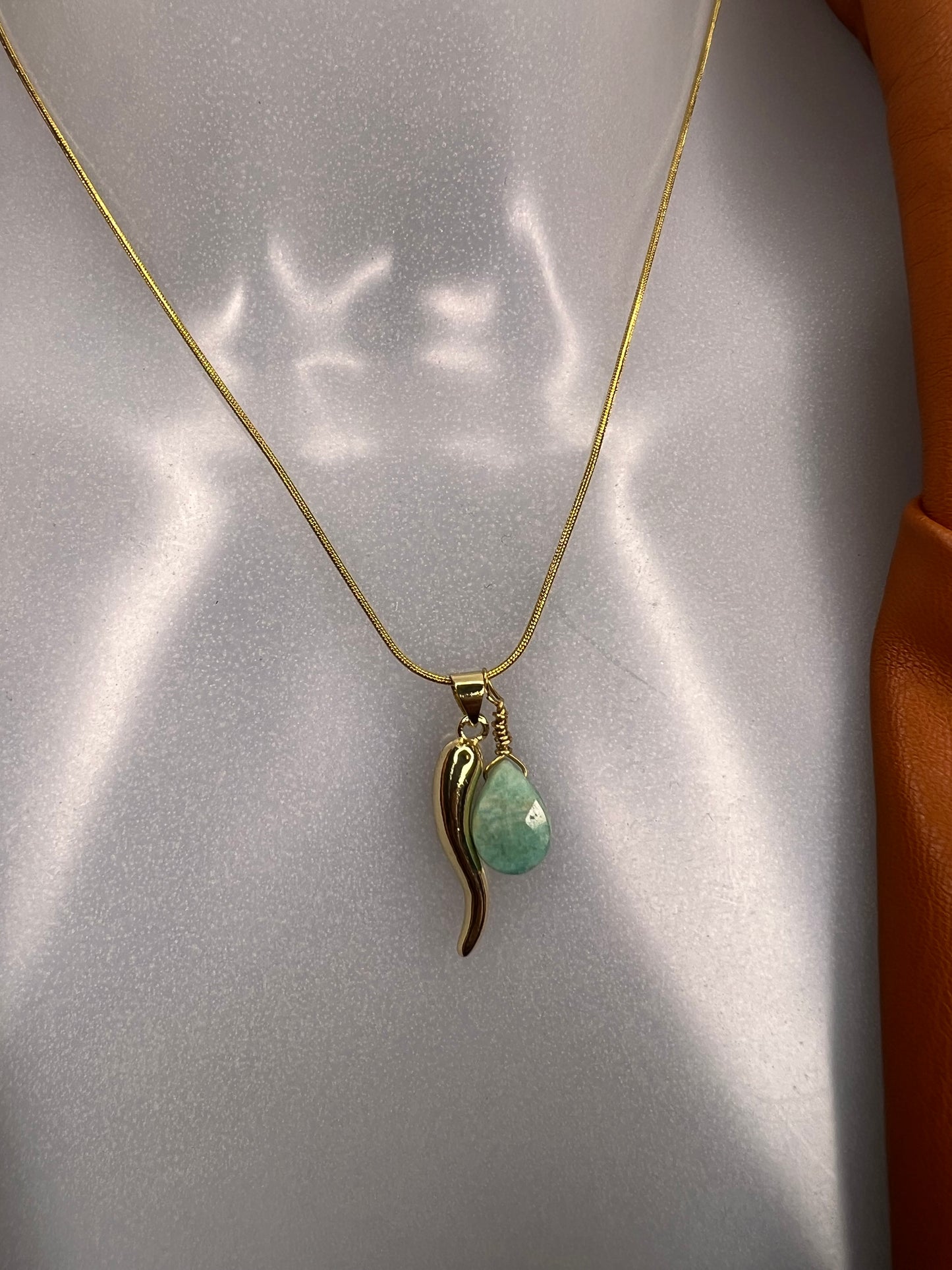 Halskette „Amazonit Balence“, 14KT gold plated mit Heilstein und Glücks-Horn