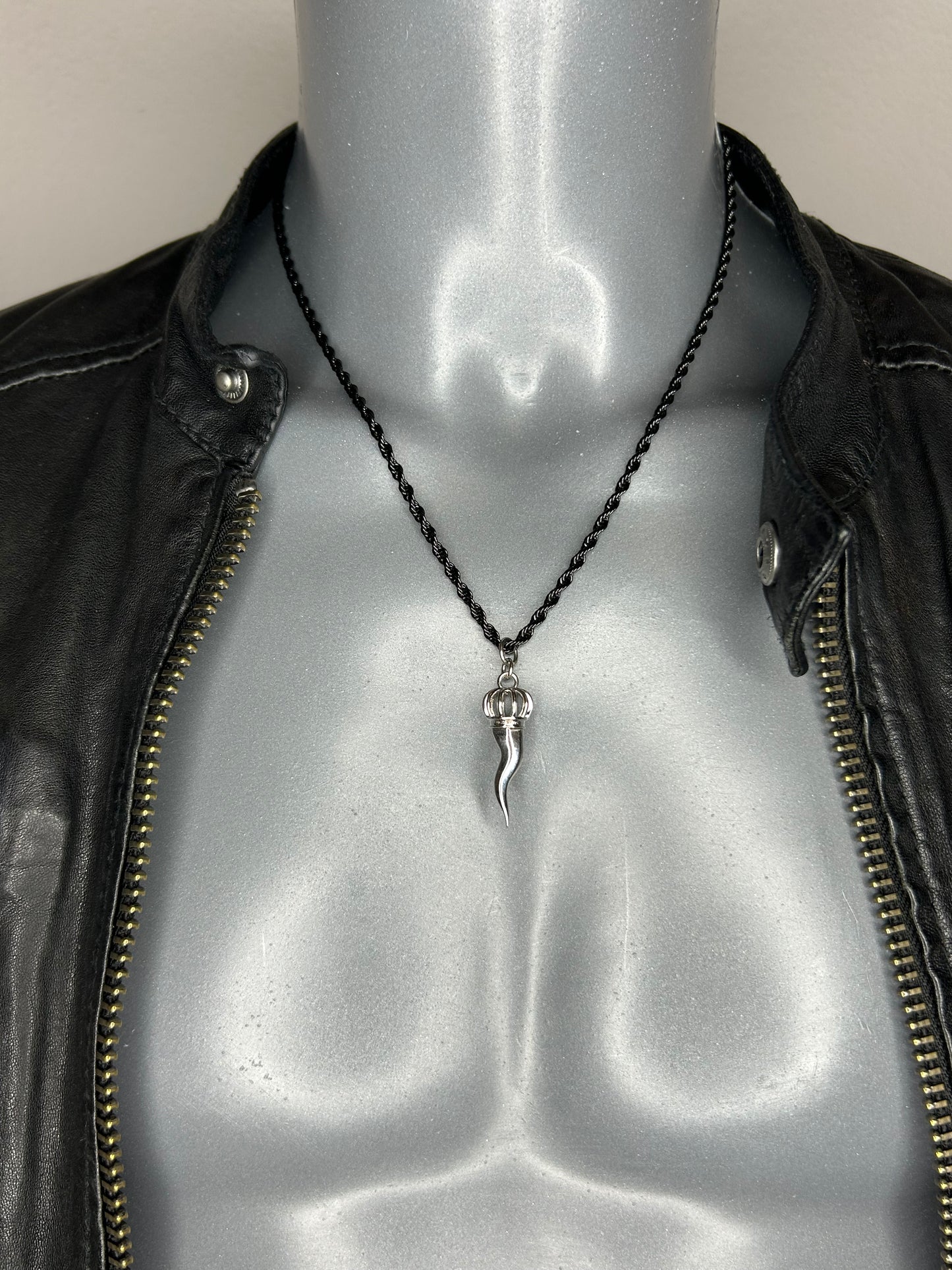 Lucky Charm Halskette „DJODIVIN Horn“, 14KT white gold plated/ schwarz