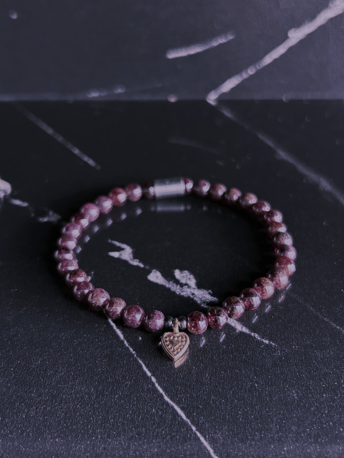 Heilstein-Perlenarmband „Heal“ mit Herz, Farbe Bordeaux-Rot, Größe S