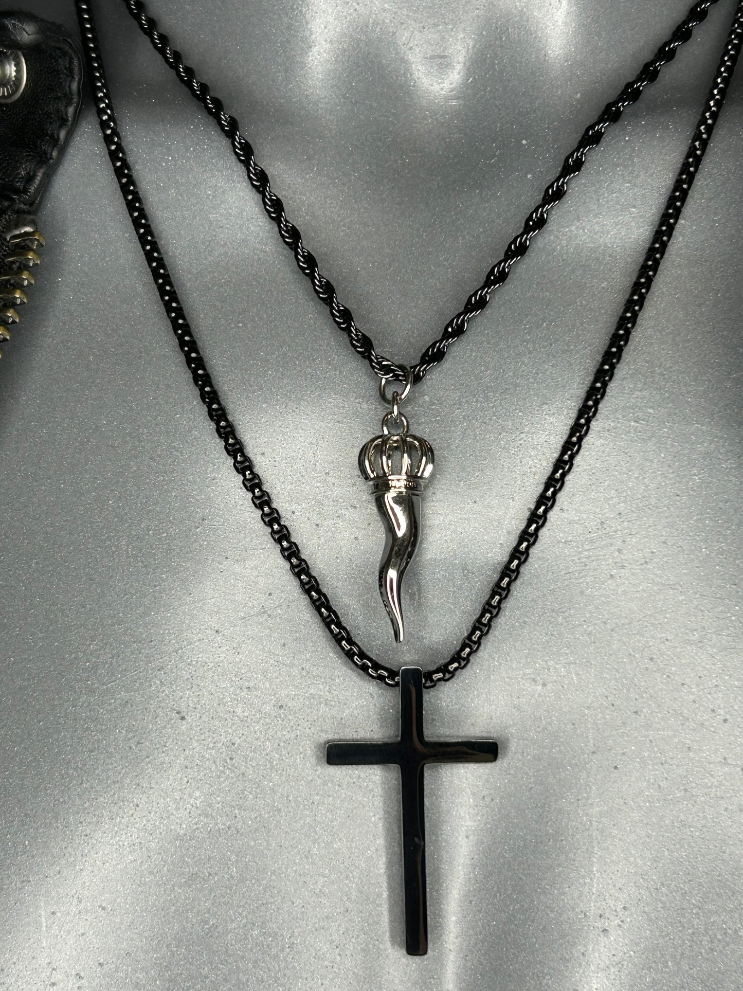 Lucky Charm 2er-Set Halskette „DJODIVIN Horn + Kreuz“, 14KT white gold/ platinum plated/ schwarz