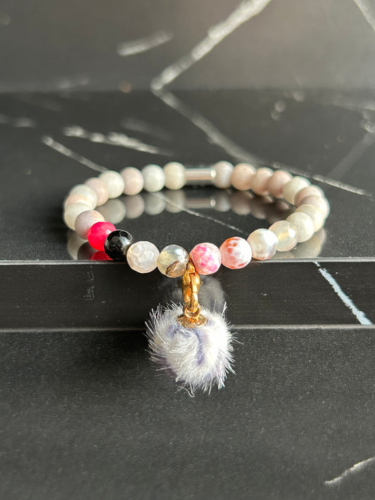 Heilstein-Perlenarmband „Heal“ mit Kunstfell-Bommel, mehrfarbig, Größe S