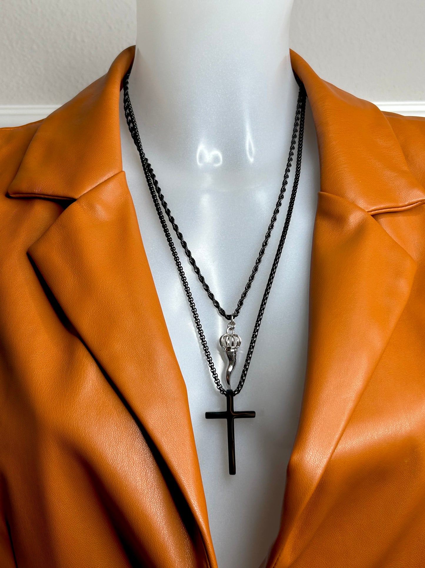 Lucky Charm 2er-Set Halskette „DJODIVIN Horn + Kreuz“, 14KT white gold/ platinum plated/ schwarz