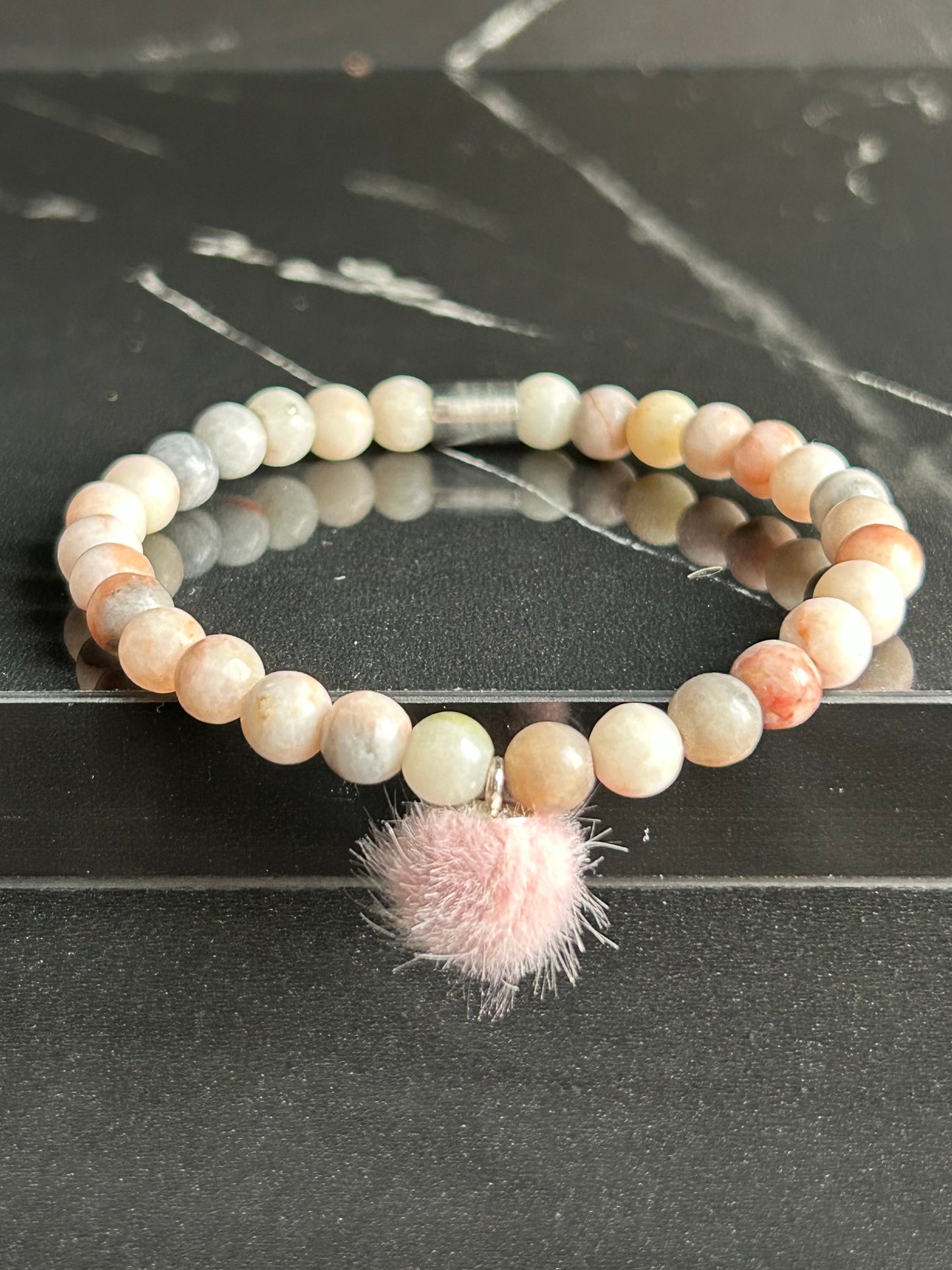 Heilstein-Perlenkette mit Bommel, hellgrau-rose/weiss, Größe M