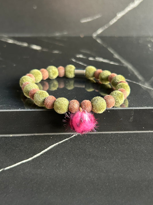 Filzperlenarmband grün/braun mit Bommel, Größe M