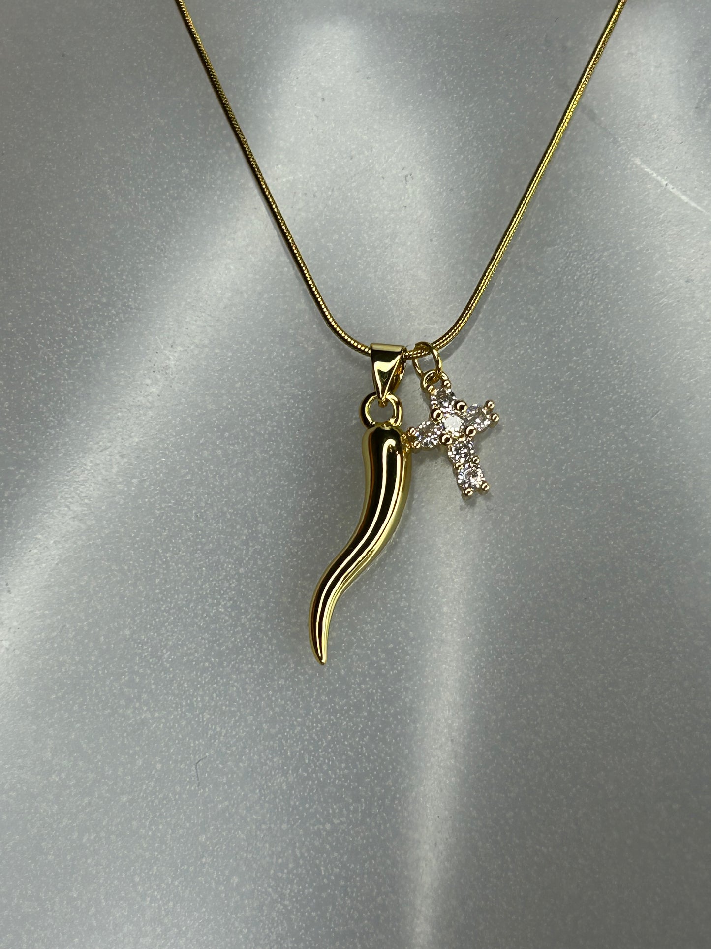 Halskette „Blessing “, 14KT gold plated mit Strass-Kreuz und Glücks-Horn