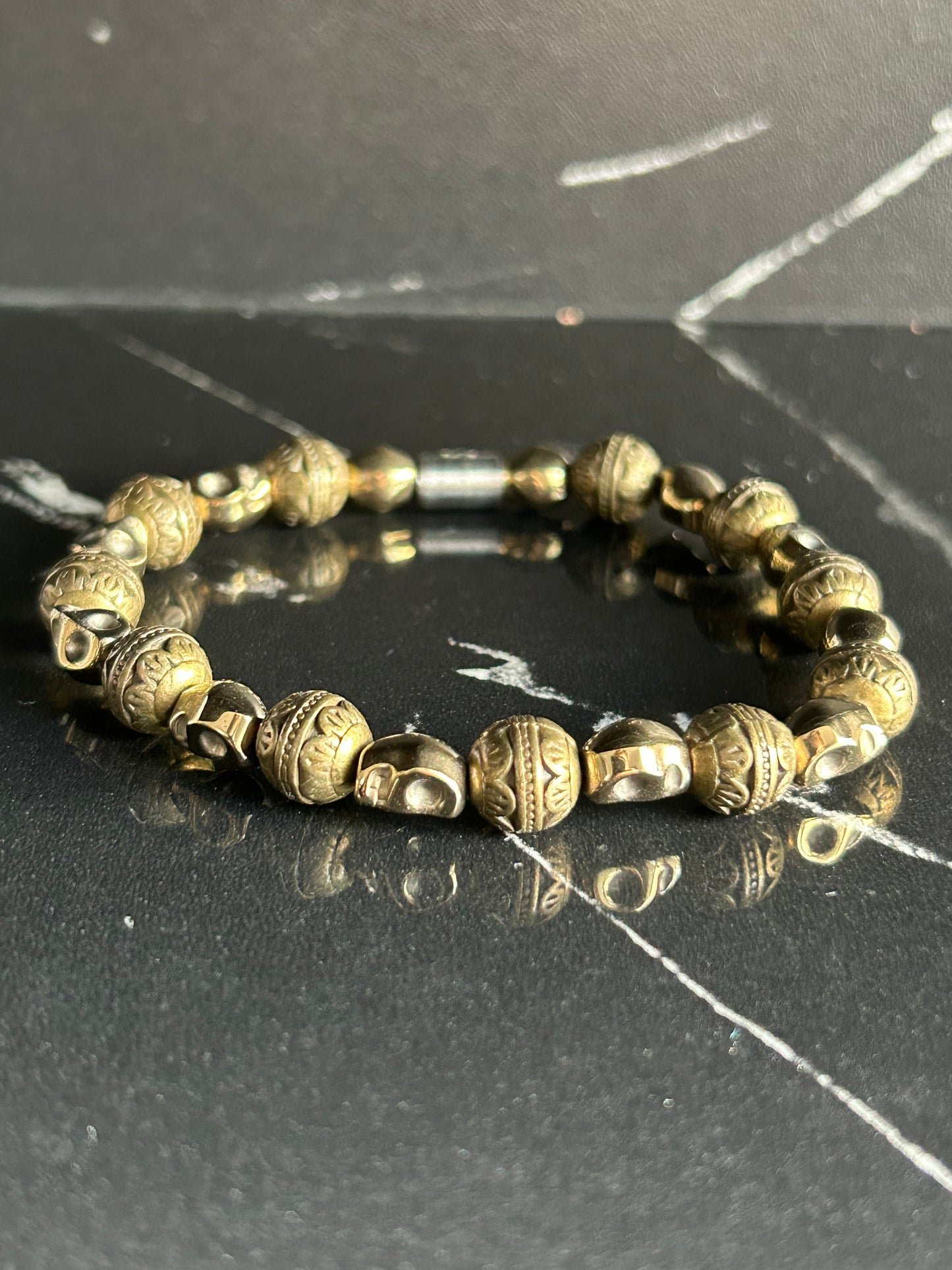 Edelstahl Perlenarmband mit Skulls, Farbe gold, Größe M