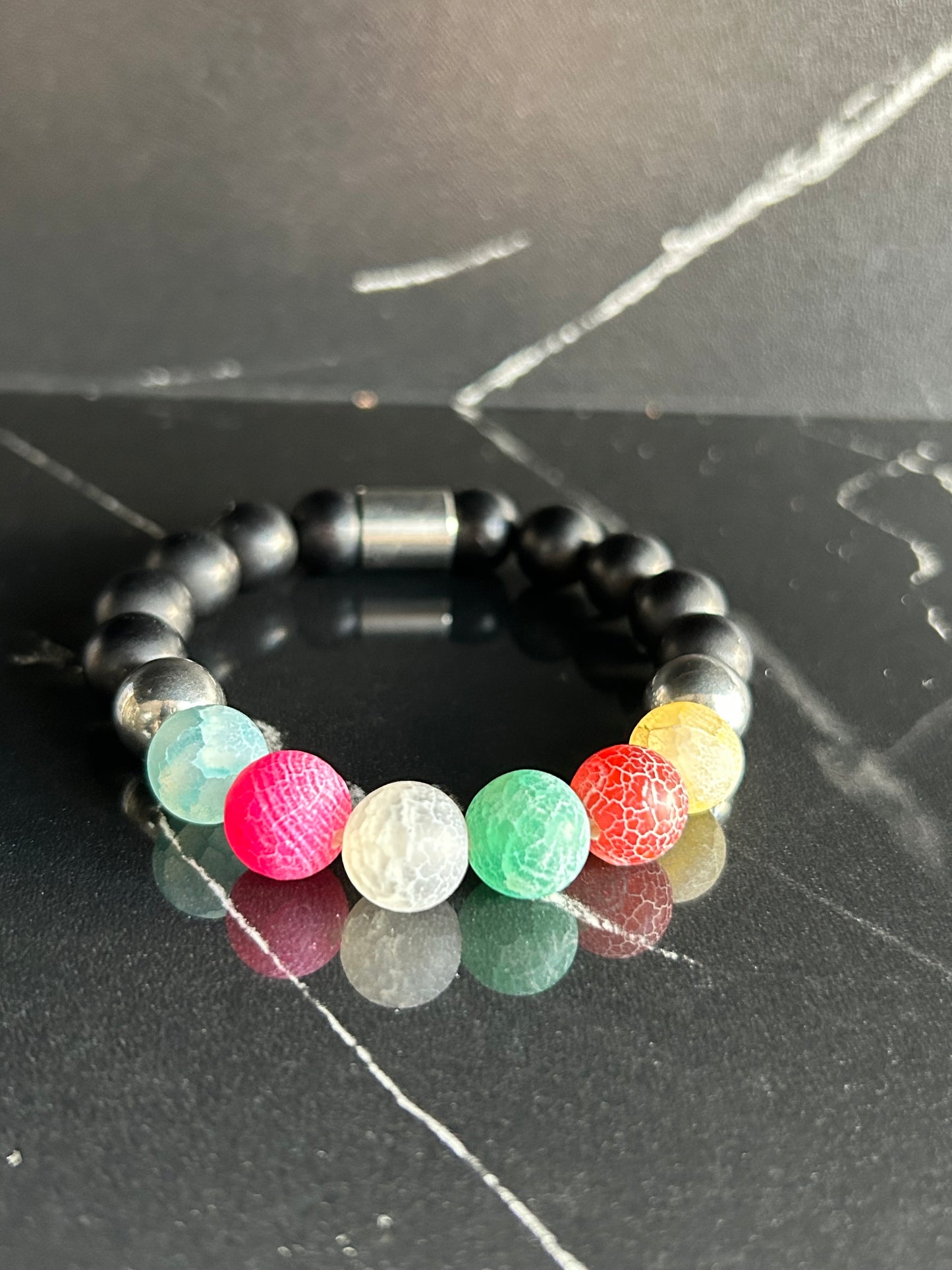 Heilstein-Perlenarmband „Heal“ mit bunten Achatstein, Farbe schwarz/gelb/rot/blau, Größe M