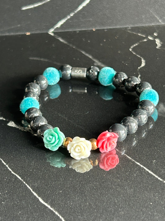 Heilstein-Perlenarmband „Heal“ mit Rosen, Farbe schwarz/türkis/weiss/rosa, Größe M