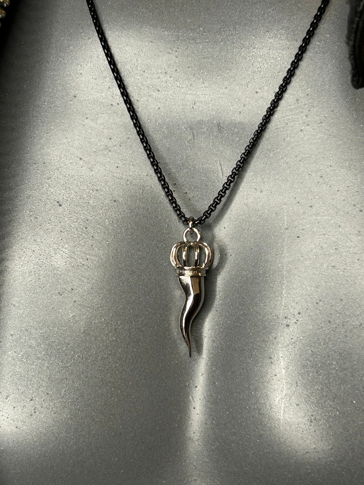 Lucky Charm Halskette „DJODIVIN Horn“, 14KT white gold plated/ schwarz