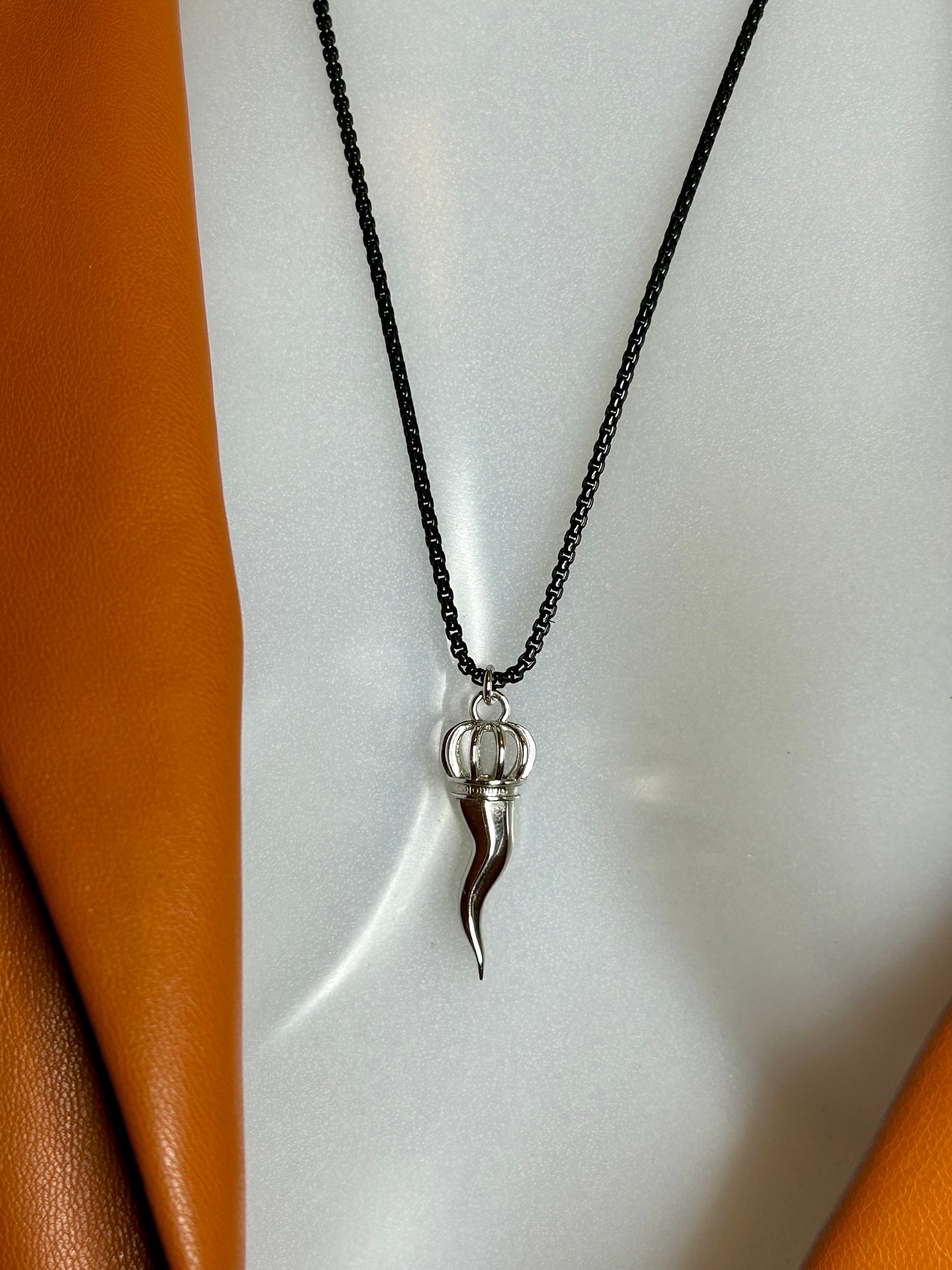 Lucky Charm Halskette „DJODIVIN Horn“, 14KT white gold plated/ schwarz