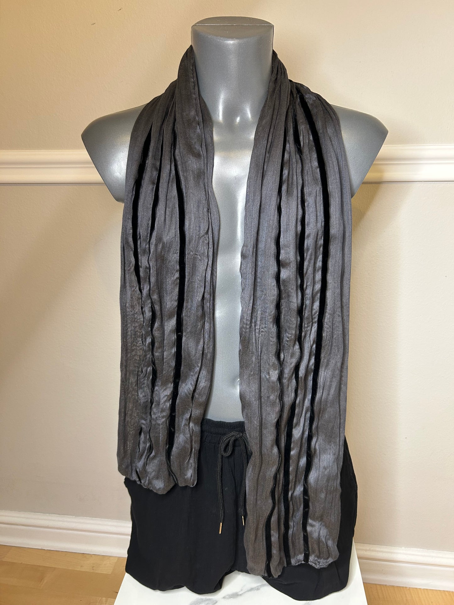 Schal mit Design-Applikationen, handgenäht