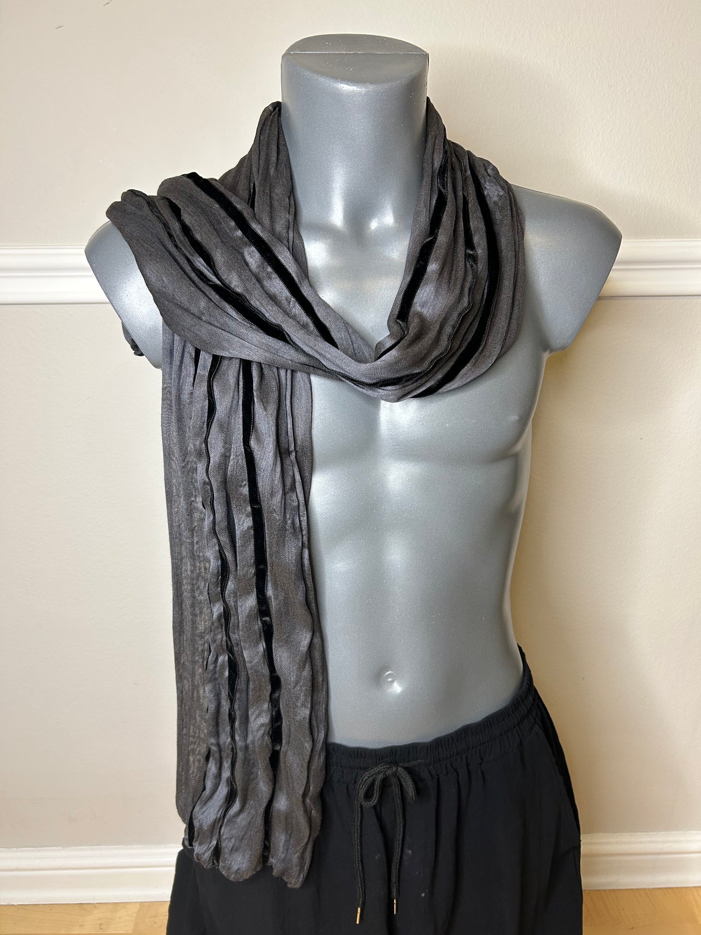 Schal mit Design-Applikationen, handgenäht