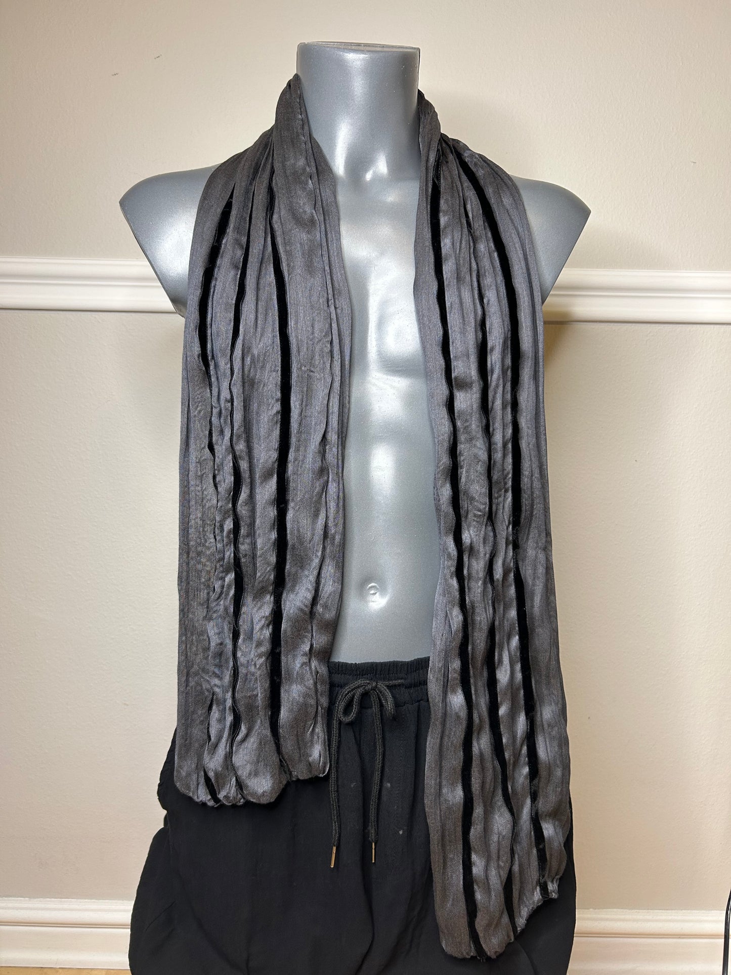 Schal mit Design-Applikationen, handgenäht