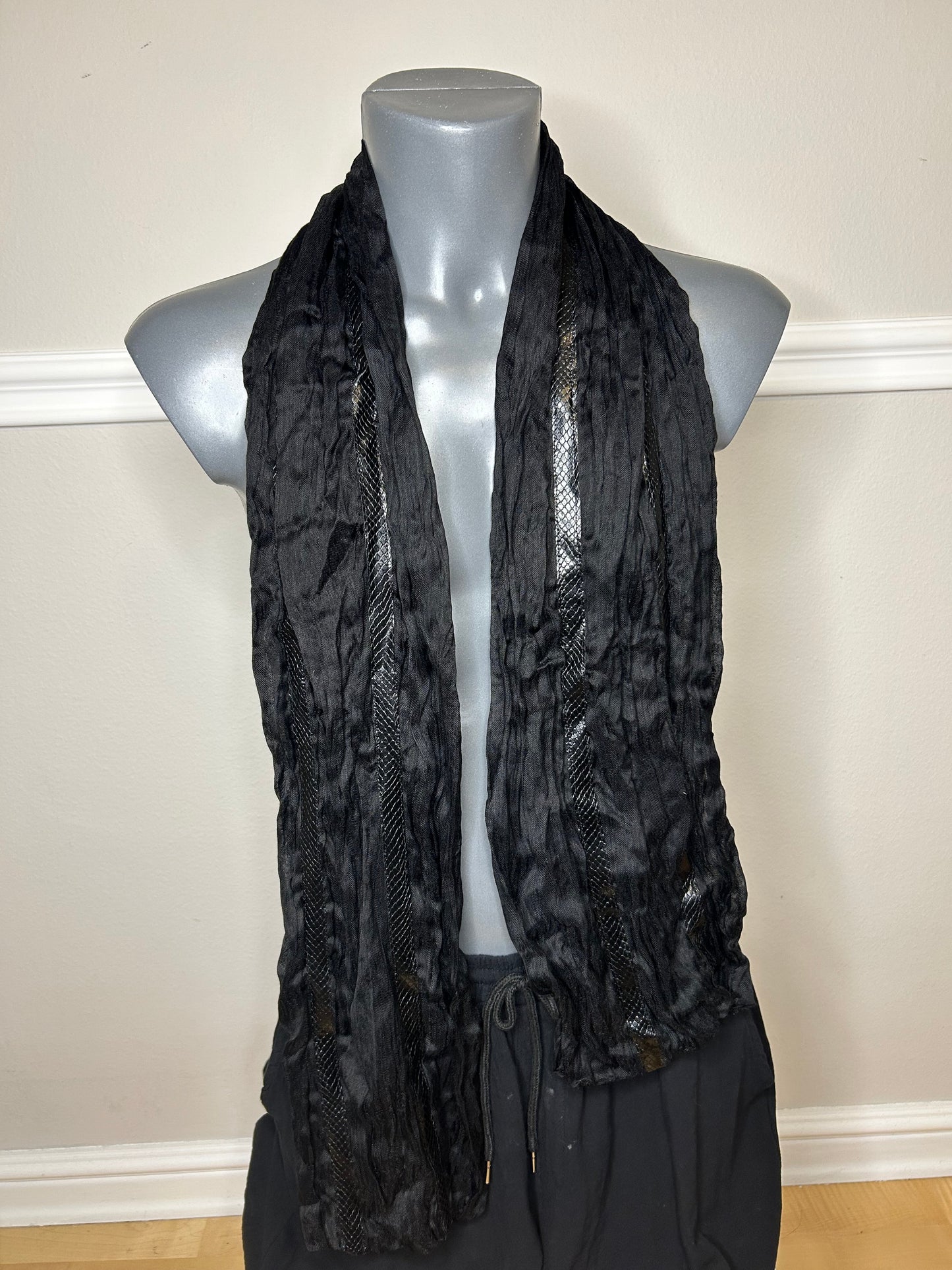 Schal mit Design-Applikationen, handgenäht