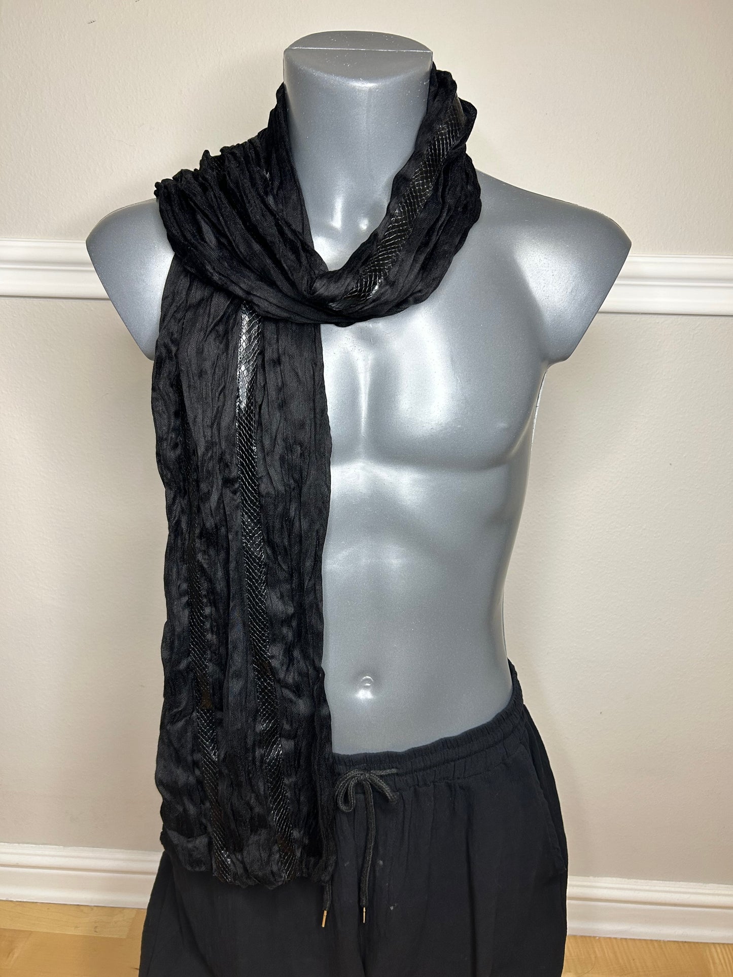 Schal mit Design-Applikationen, handgenäht