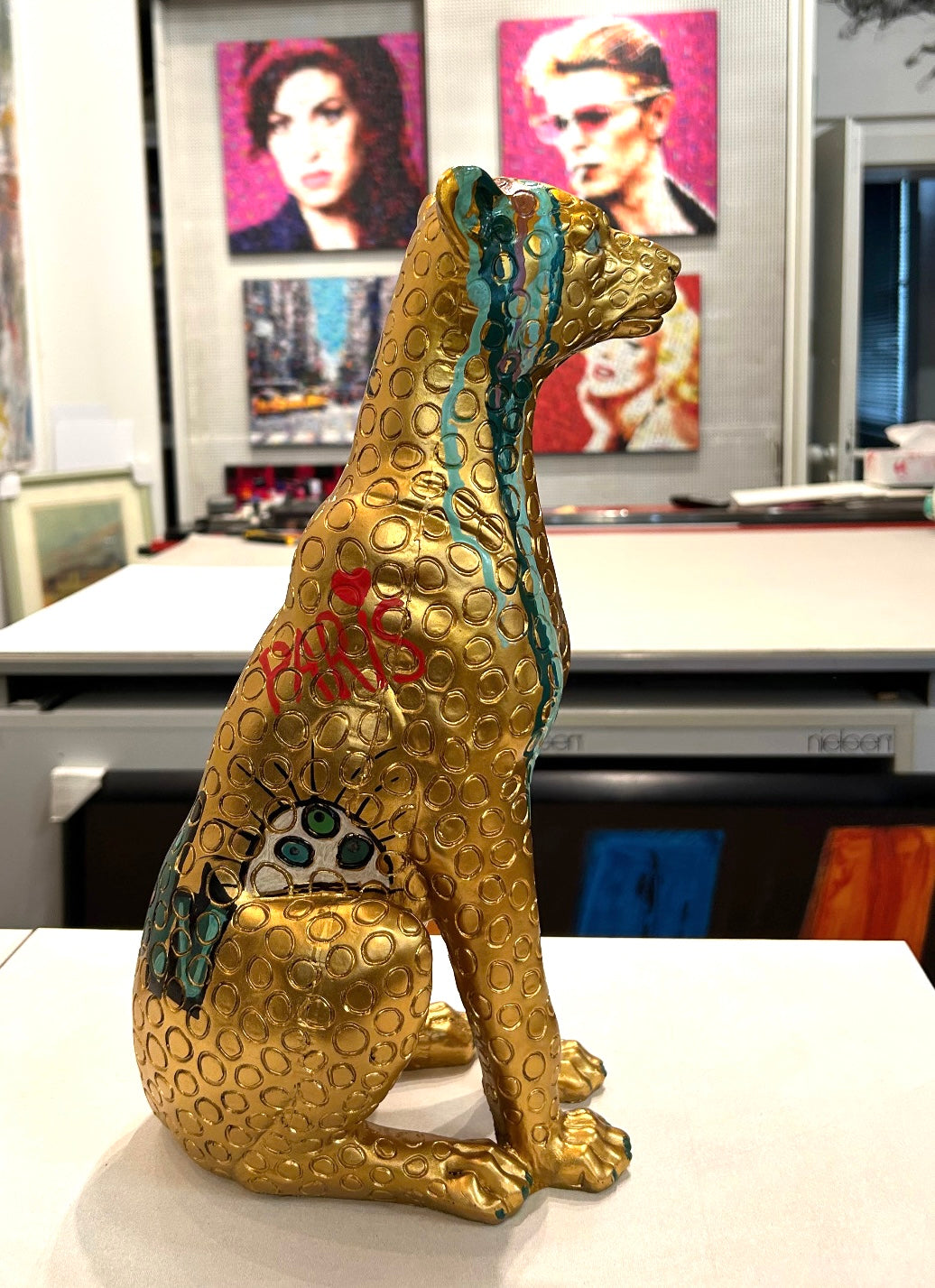 Sculpture "Panthère d‘Or", in Glasvitrine