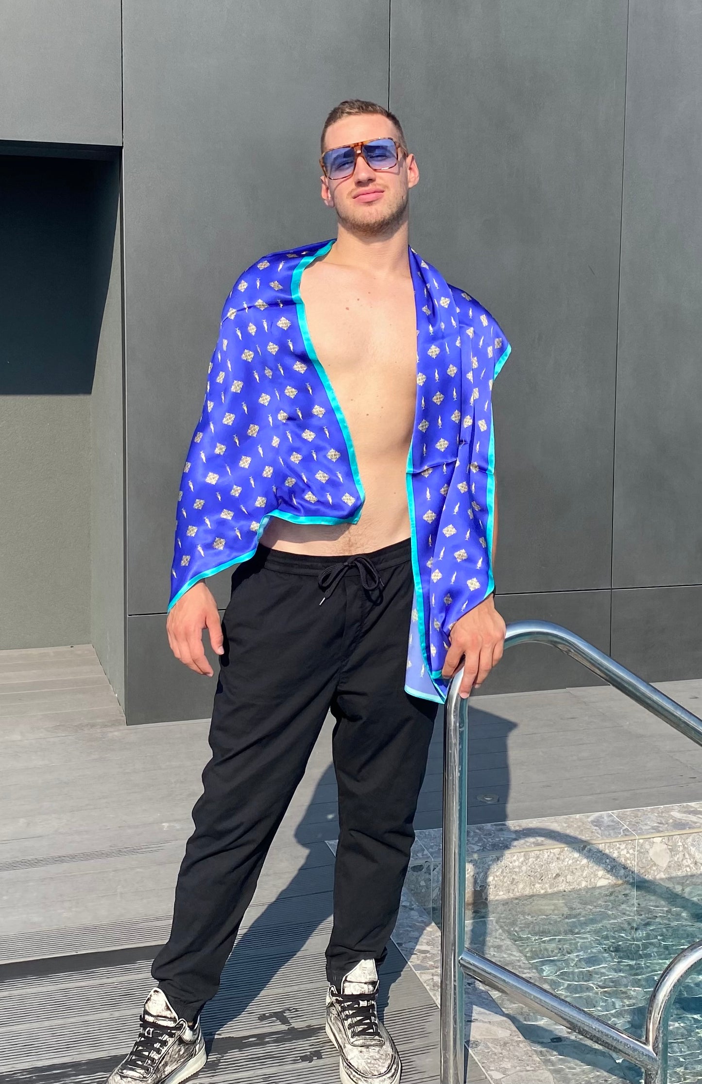 Seidenschal mit Glückshorn-Monogramm, handrolliert