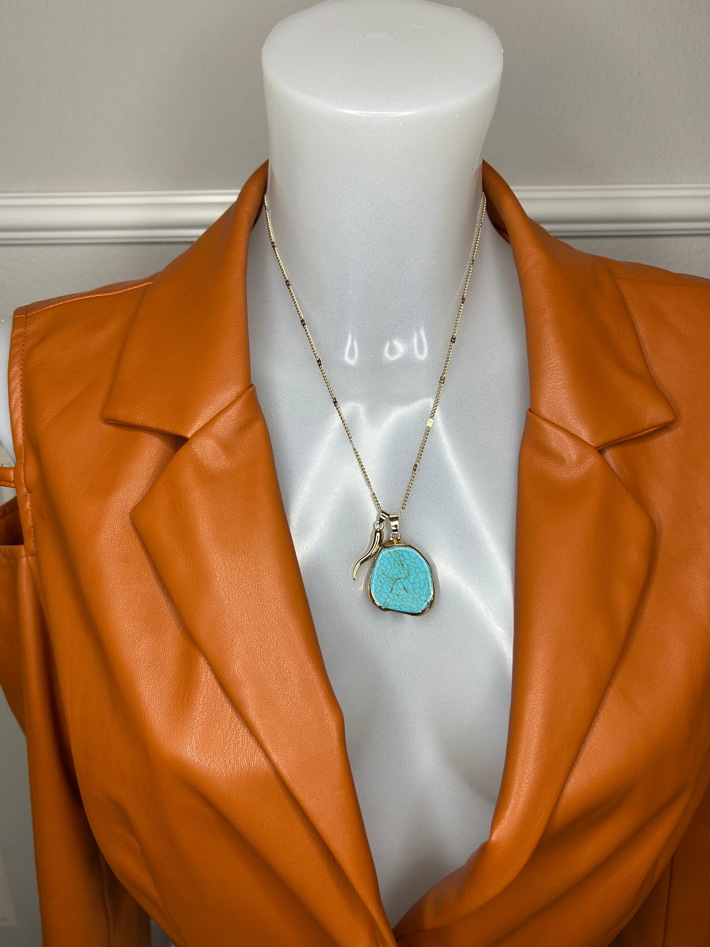 Halskette „Happy Turquoise“, 14KT gold plated mit Türkis-Stein und Glücks-Horn