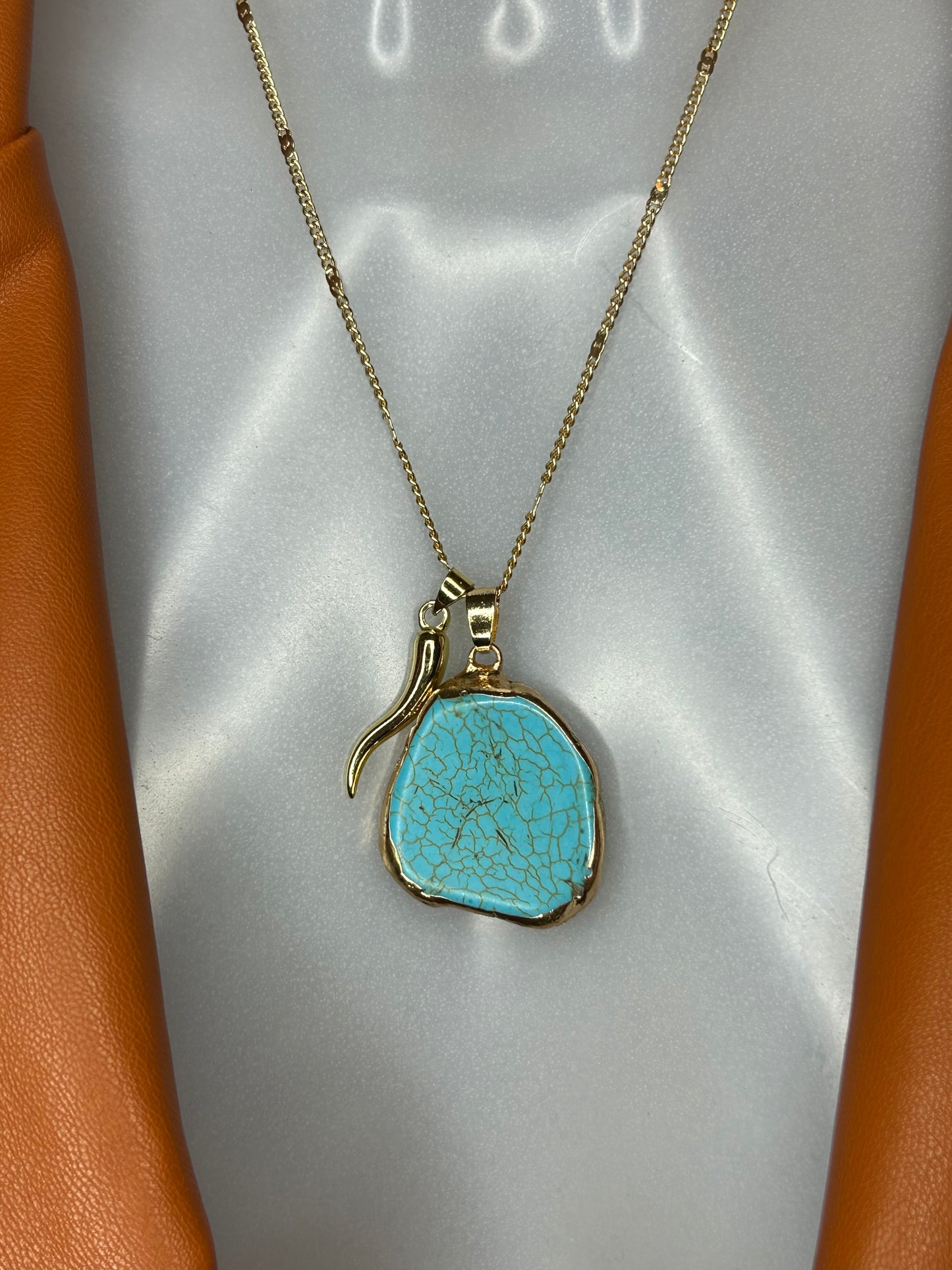 Halskette „Happy Turquoise“, 14KT gold plated mit Türkis-Stein und Glücks-Horn