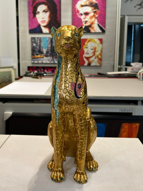 Sculpture "Panthère d‘Or", in Glasvitrine