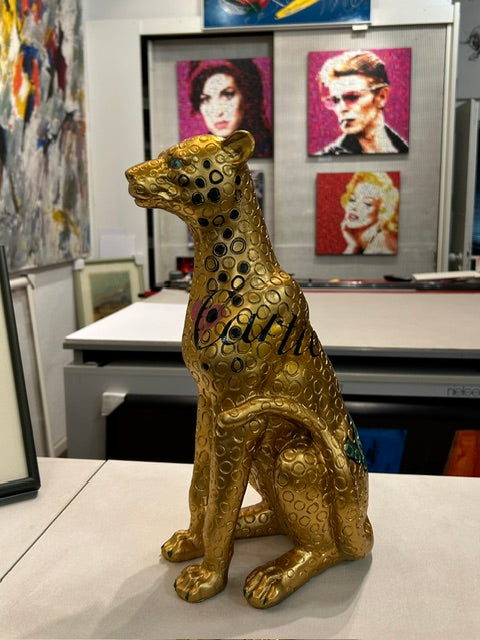 Sculpture "Panthère d‘Or", in Glasvitrine