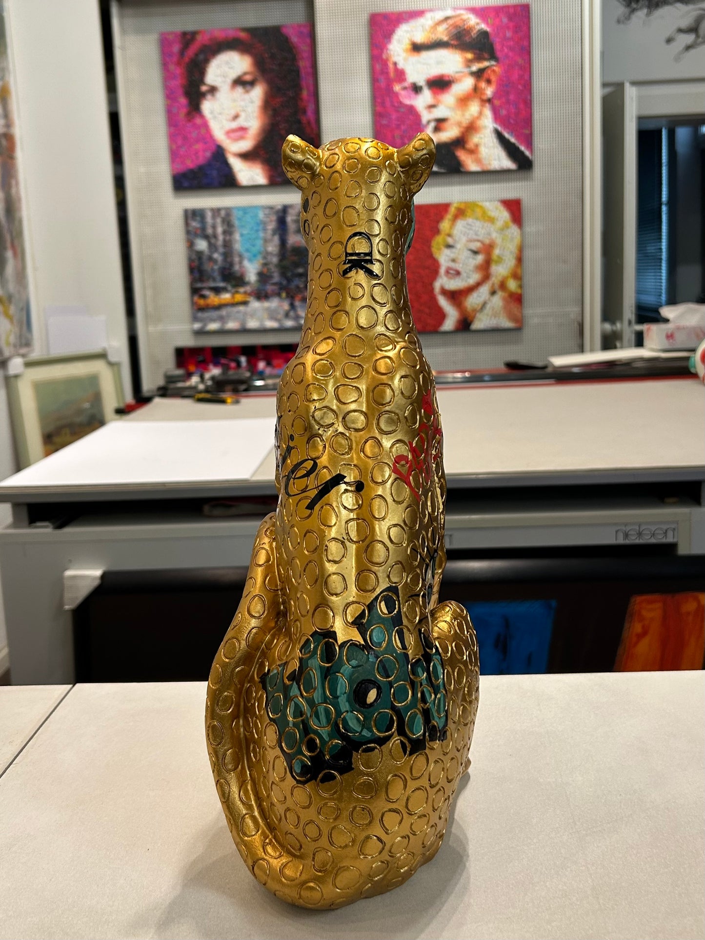 Sculpture "Panthère d‘Or", in Glasvitrine