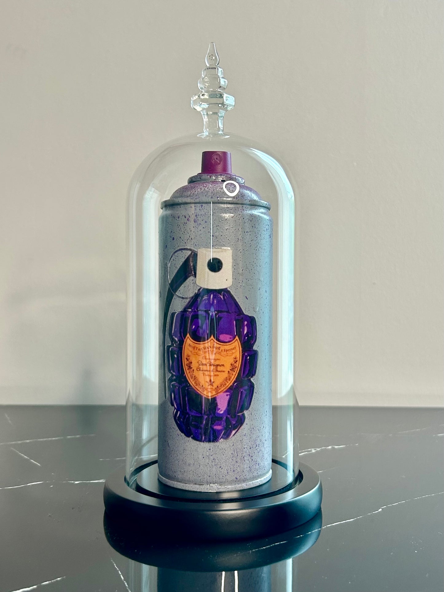Sculpture Spray Can "DOM P", in Glasvitrine
