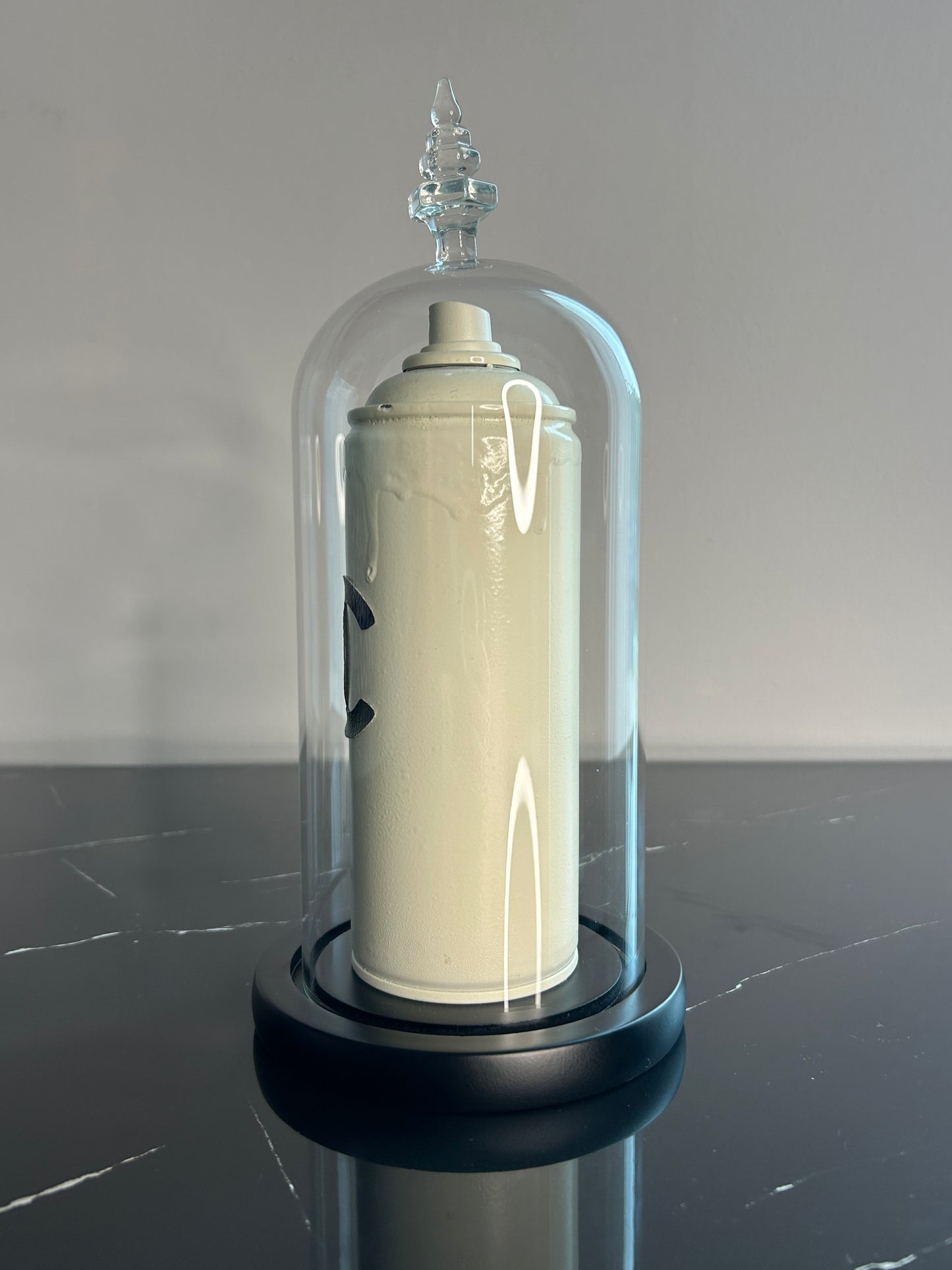 Sculpture Spray Can "CC", in Glasvitrine