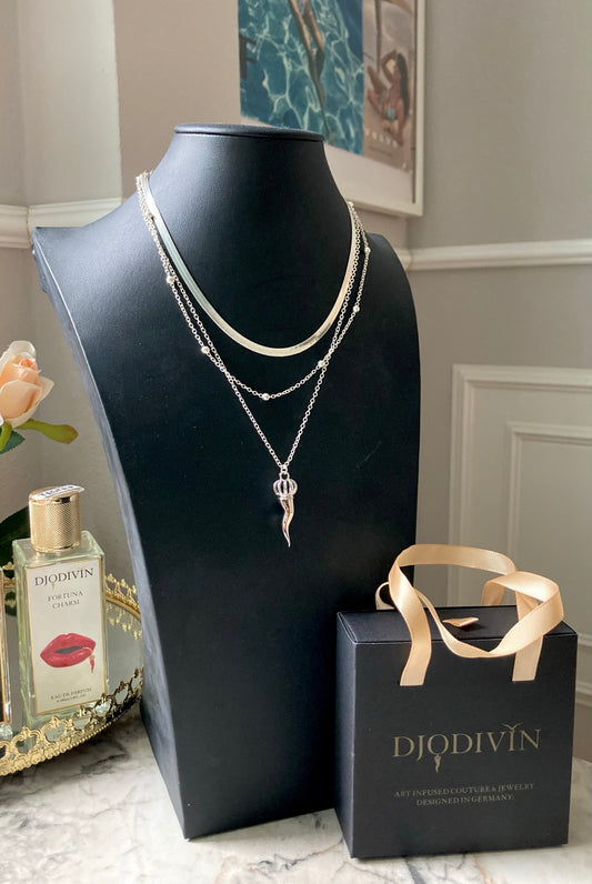 A Lucky Charm 3-layer Necklace, 18KT white-gold/platinum plated with Bullhorn