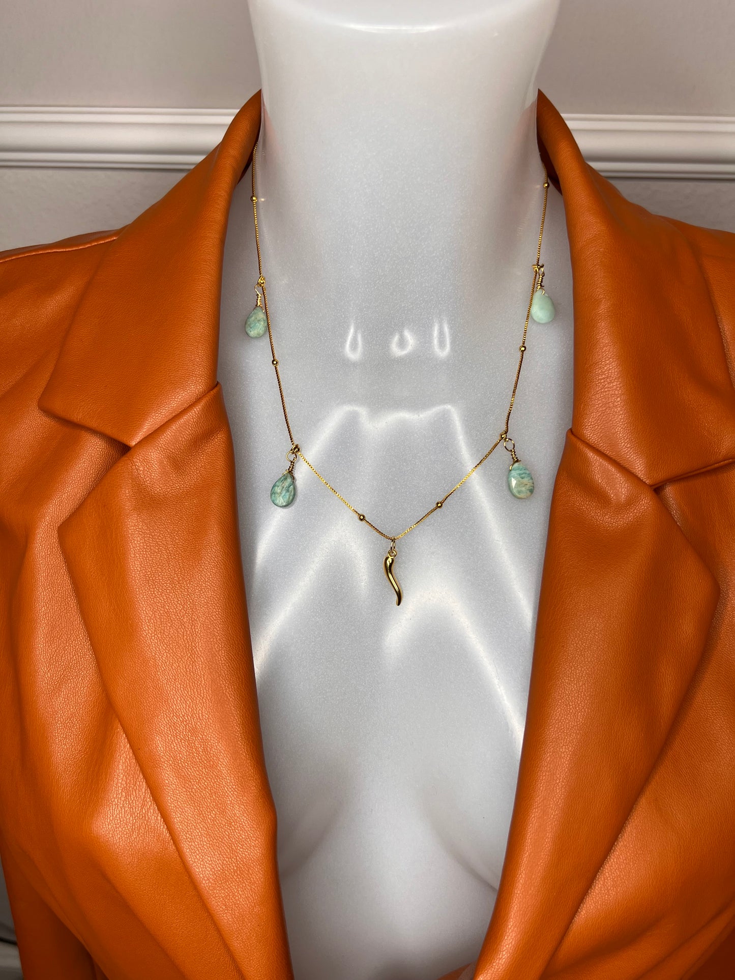 Halskette „Amazonit Balence“, 14KT gold plated mit Heilsteinen und Glücks-Horn