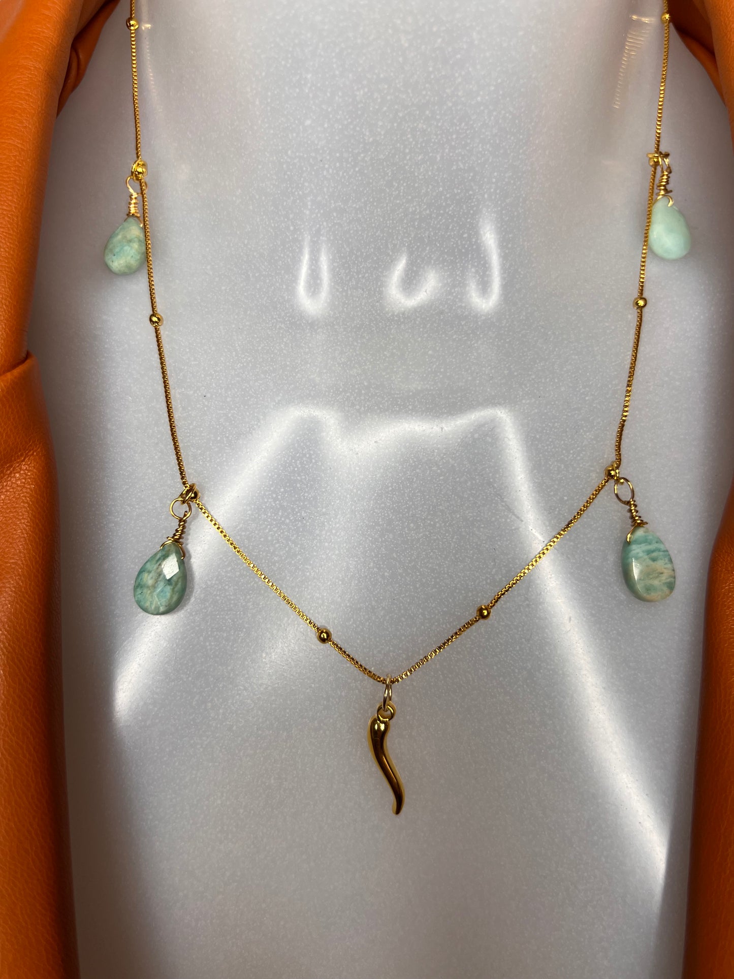 Halskette „Amazonit Balence“, 14KT gold plated mit Heilsteinen und Glücks-Horn