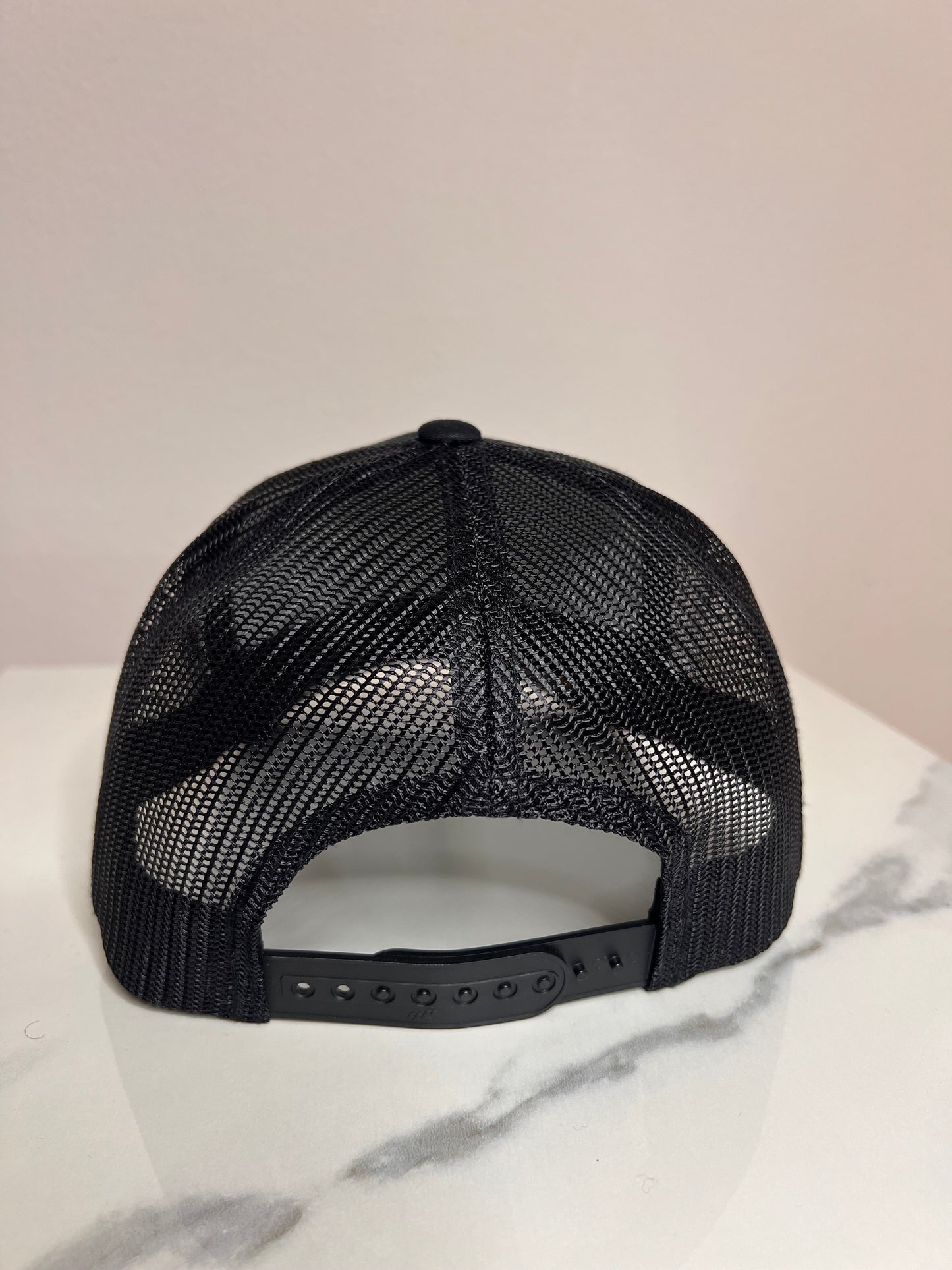 Cap, „Never give up“, kunstveredelt