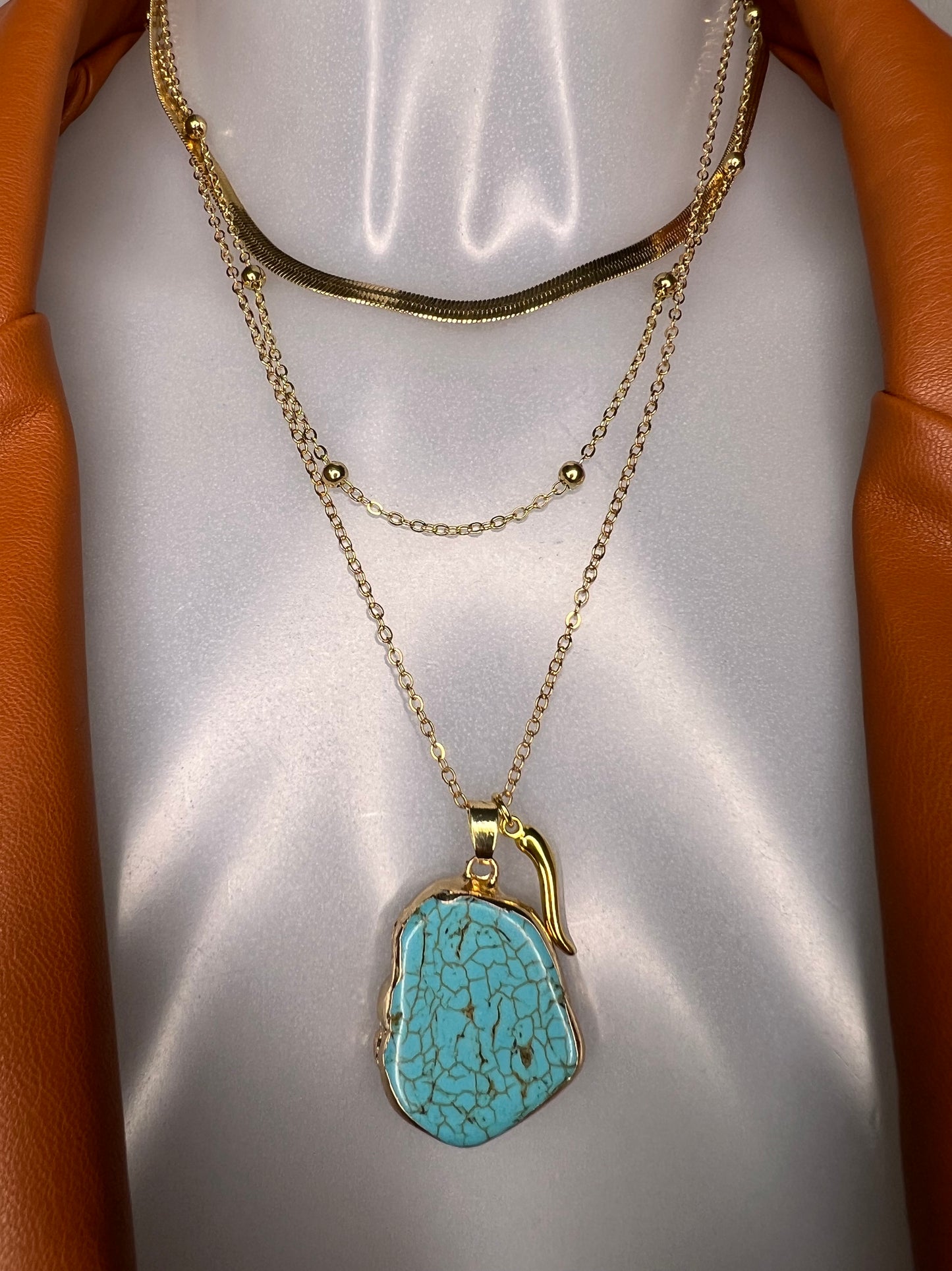 Halskette „Happy Turquoise“, 14KT gold plated mit Türkis-Stein und Glücks-Horn 3- Layer