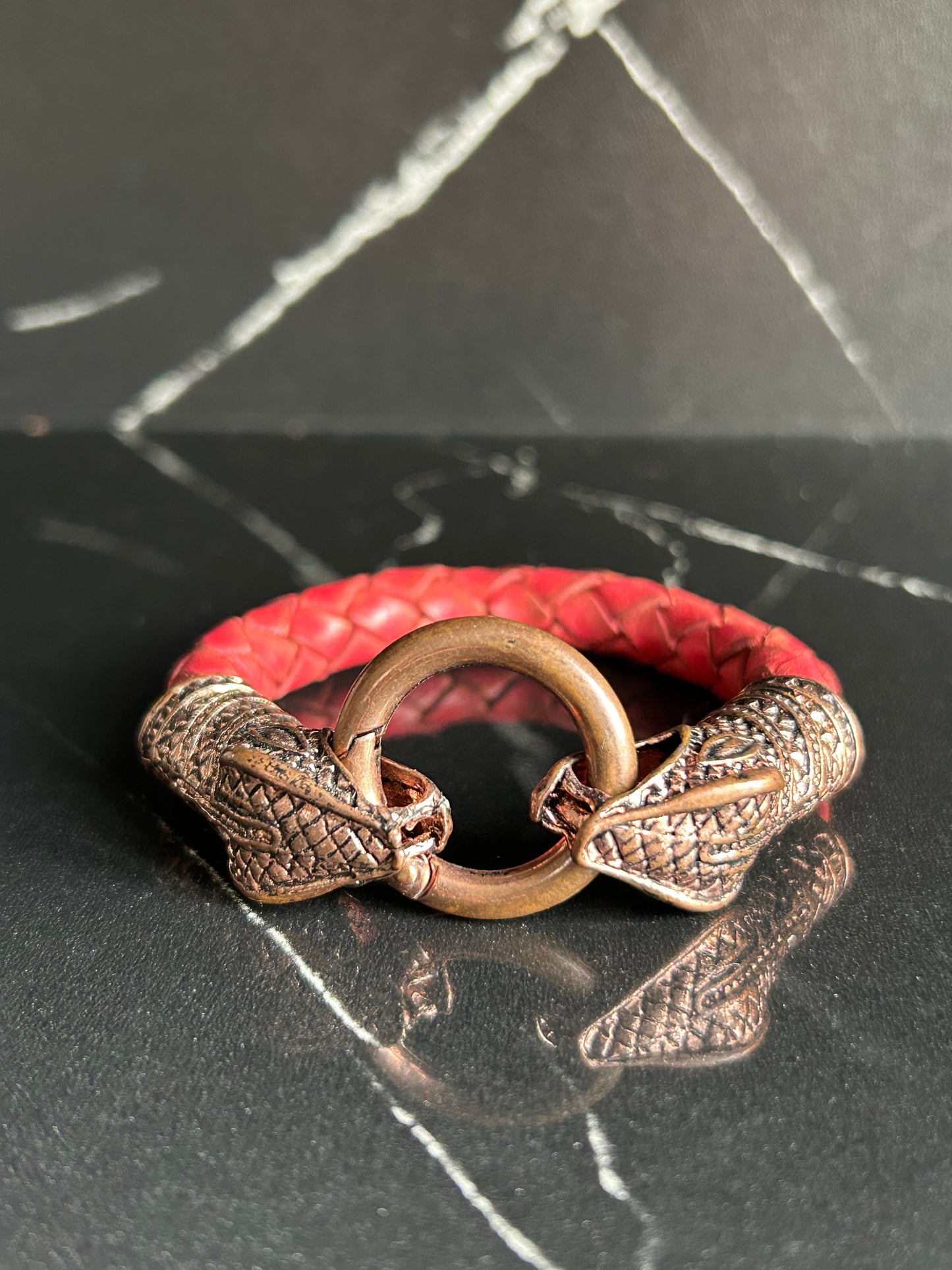 Leder-Armband „Zen" Motiv Schlange, Farbe korallrot, Größe S