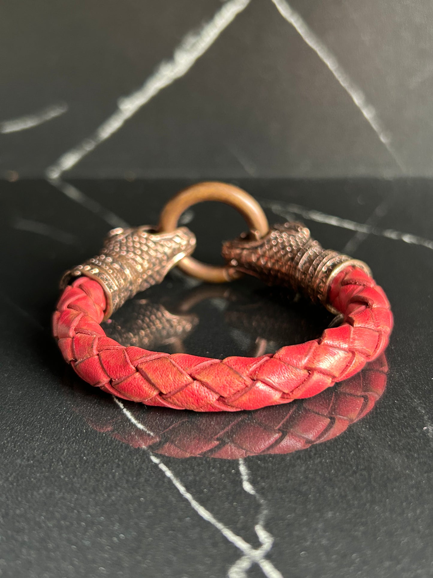 Leder-Armband „Zen" Motiv Schlange, Farbe korallrot, Größe S