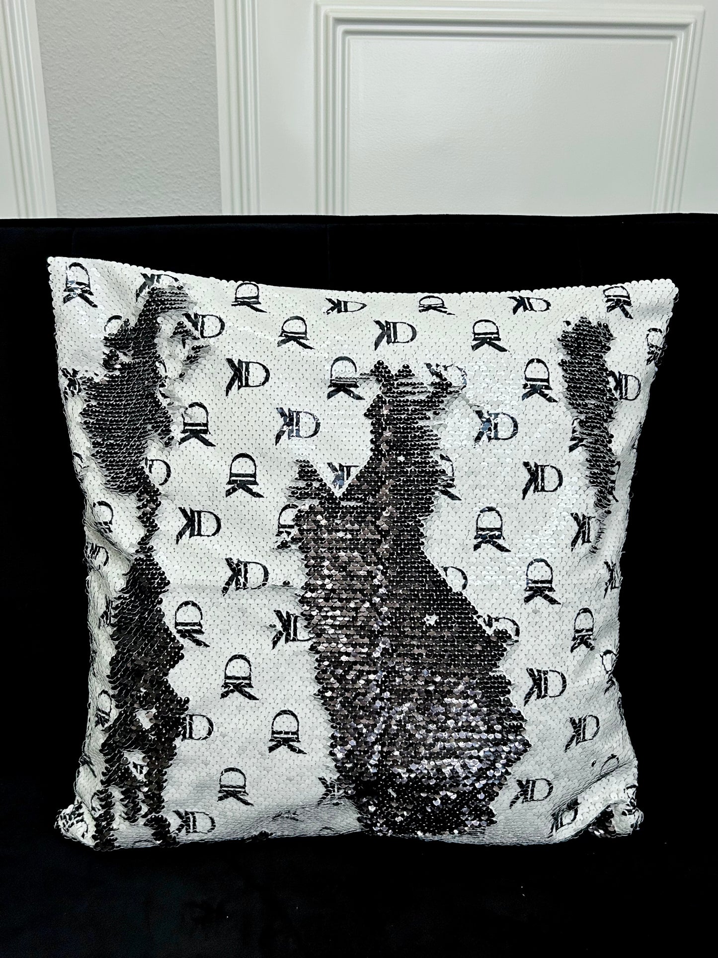Pailletten-Kissen „Monogram Black“ mit selbstgemaltem Motiv (nur Bezug), 45x45cm