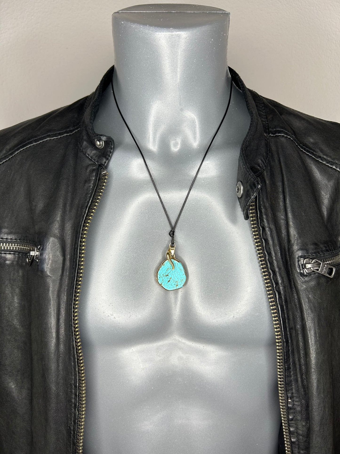 Leder-Halskette „Happy Turquoise“ mit Türkis-Stein und Glücks-Horn