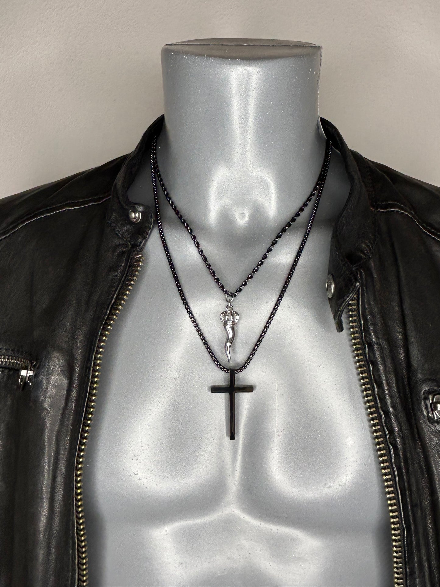 Lucky Charm 2er-Set Halskette „DJODIVIN Horn + Kreuz“, 14KT white gold/ platinum plated/ schwarz