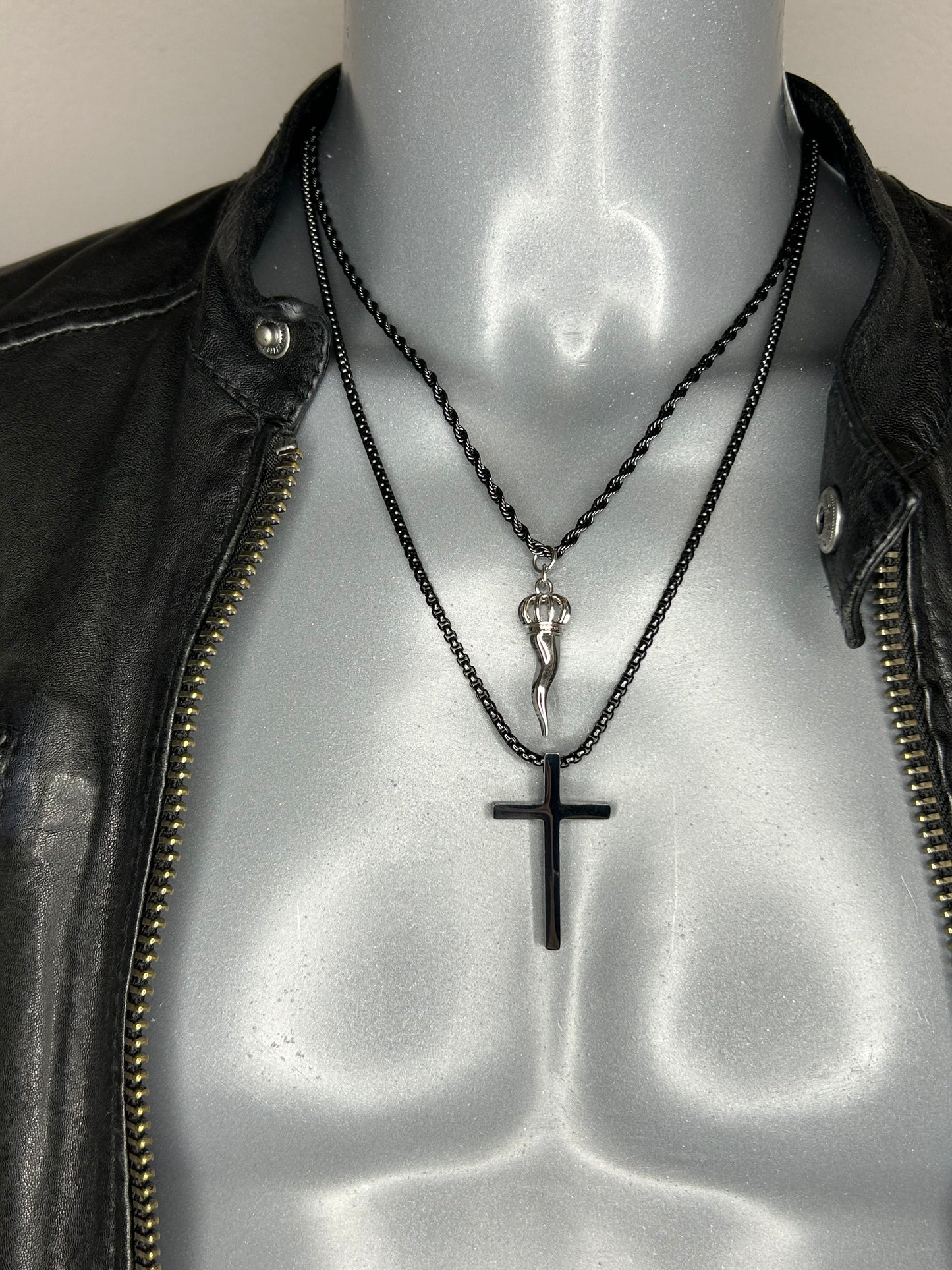 Lucky Charm 2er-Set Halskette „DJODIVIN Horn + Kreuz“, 14KT white gold/ platinum plated/ schwarz