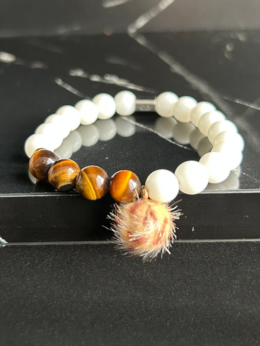 Heilstein-Perlenarmband „Heal“ mit Leo-Bommel, weiß/gelb-braun, Größe M