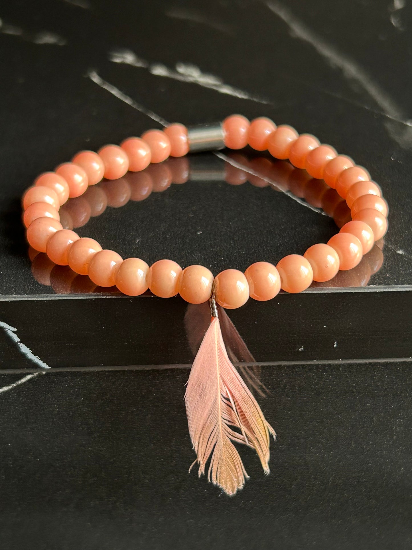 Heilstein-Perlenarmband „Heal“ mit Feder, Farbe apricot, Größe M