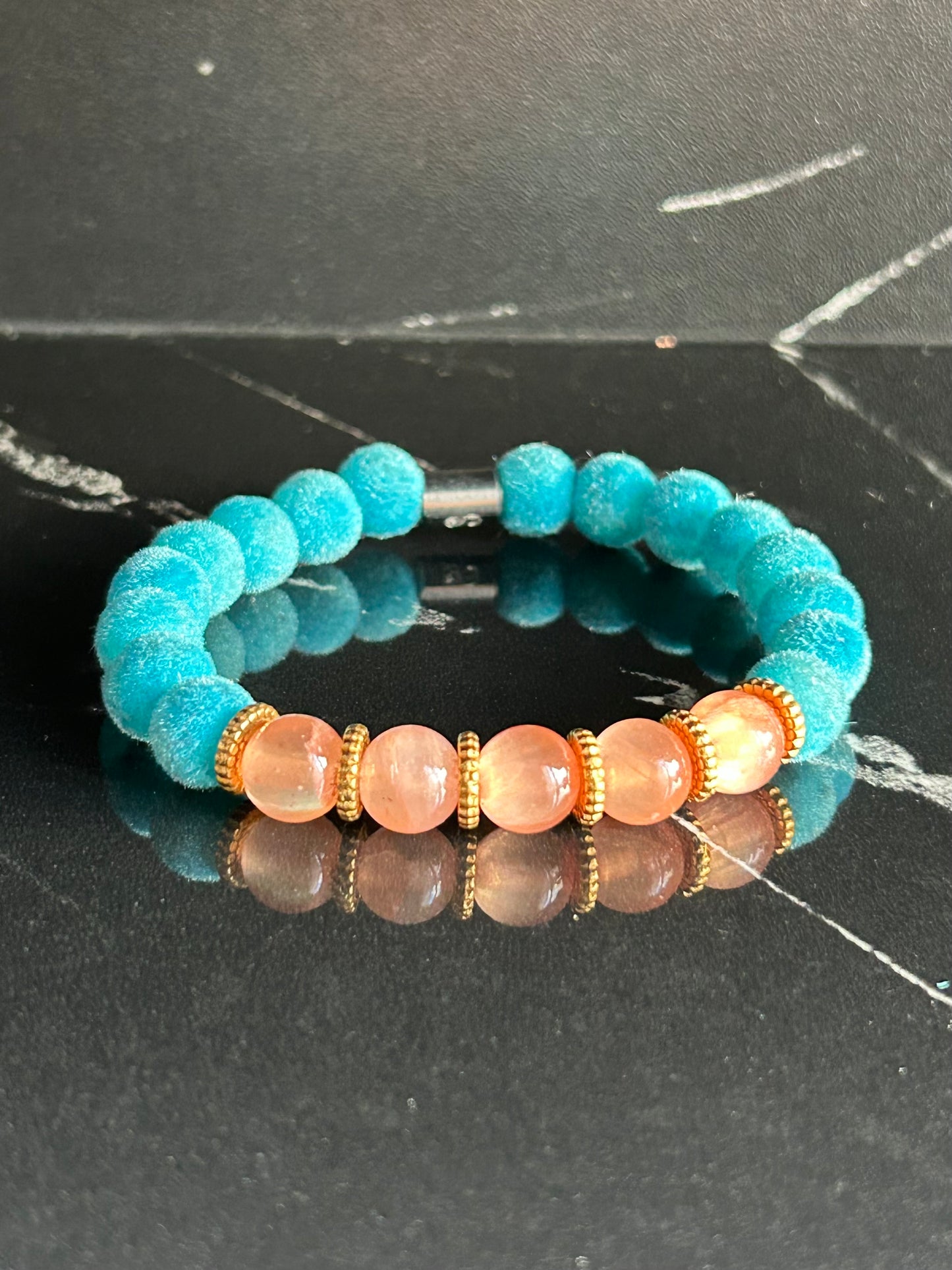 Heilstein-Perlenarmband „Heal“ aus Filzperlen, Farbe Türkis/Orange, Größe M