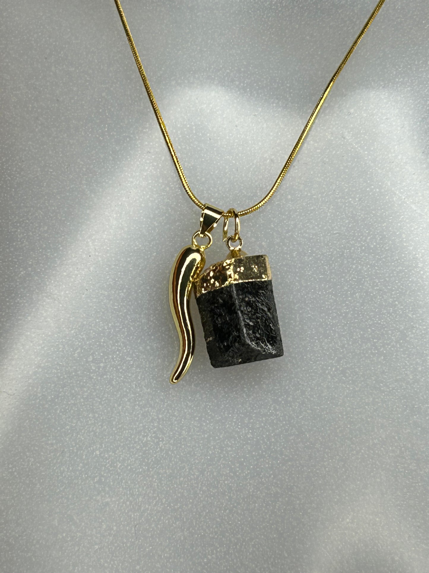 Halskette „Black Turmalin“, 14KT gold plated mit Heilstein und Glücks-Horn